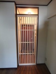 梅が丘森ビル301_玄関縦格子戸2