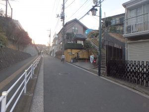 ヒルトップワレリ_駅からのアプローチ01